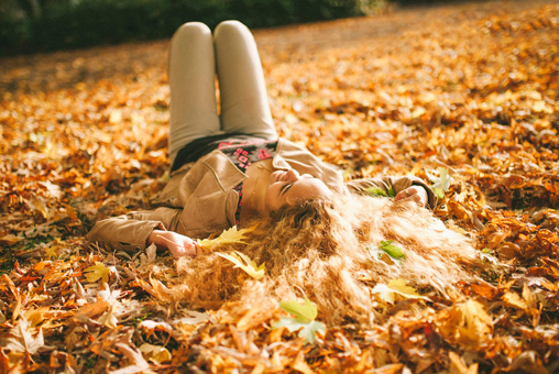Séance Anna Parc Floral, photo couchée dans les feuilles